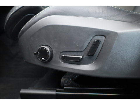 Volvo XC60 2.0 T8 Plug-in hybrid AWD Plus Dark | Sportstoelen | Blis | Trekhaak | ACC | H&K Audio | ACC | Pano | stoelverwarming|
