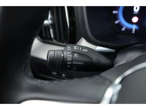 Volvo XC60 2.0 T8 Plug-in hybrid AWD Plus Dark | Sportstoelen | Blis | Trekhaak | ACC | H&K Audio | ACC | Pano | stoelverwarming|