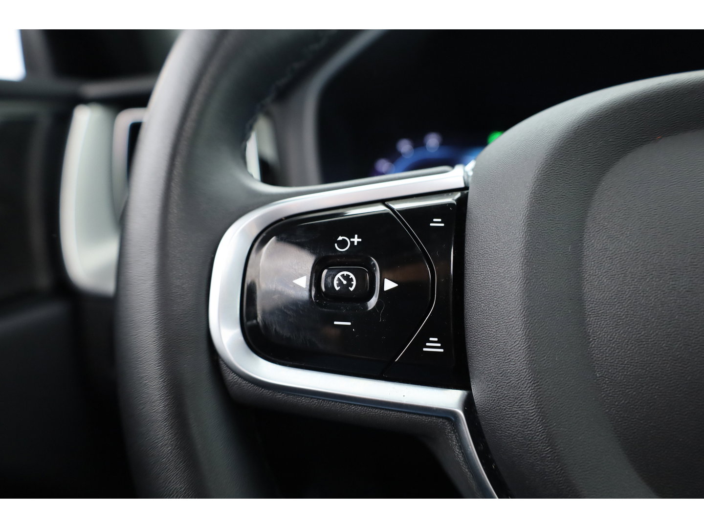 Volvo XC60 2.0 T8 Plug-in hybrid AWD Plus Dark | Sportstoelen | Blis | Trekhaak | ACC | H&K Audio | ACC | Pano | stoelverwarming|