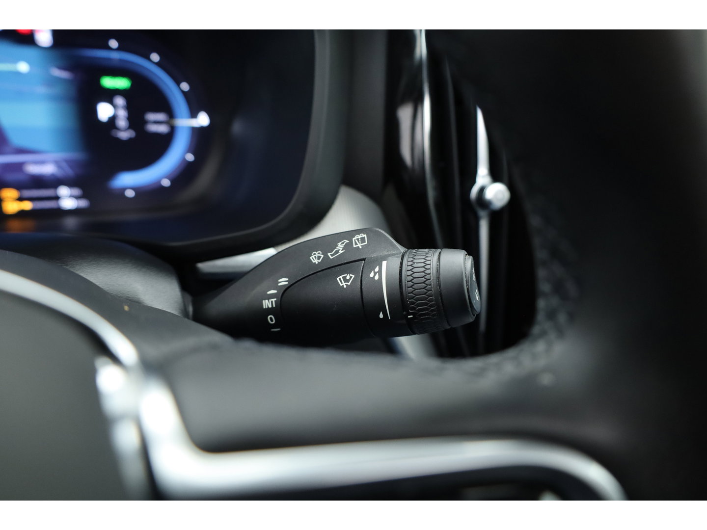 Volvo XC60 2.0 T8 Plug-in hybrid AWD Plus Dark | Sportstoelen | Blis | Trekhaak | ACC | H&K Audio | ACC | Pano | stoelverwarming|