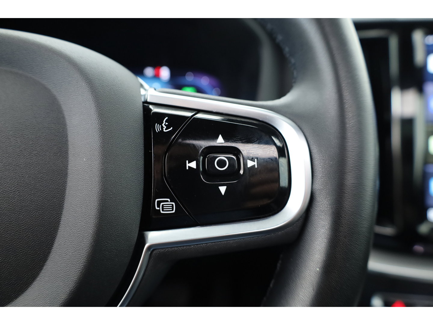 Volvo XC60 2.0 T8 Plug-in hybrid AWD Plus Dark | Sportstoelen | Blis | Trekhaak | ACC | H&K Audio | ACC | Pano | stoelverwarming|