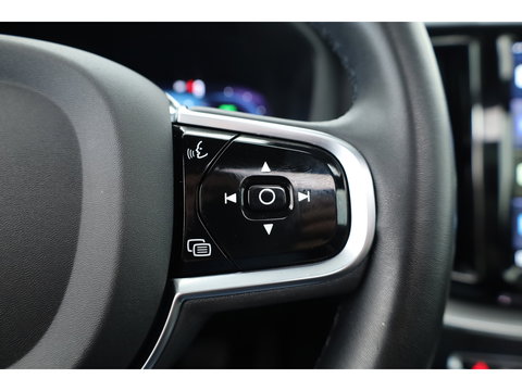 Volvo XC60 2.0 T8 Plug-in hybrid AWD Plus Dark | Sportstoelen | Blis | Trekhaak | ACC | H&K Audio | ACC | Pano | stoelverwarming|