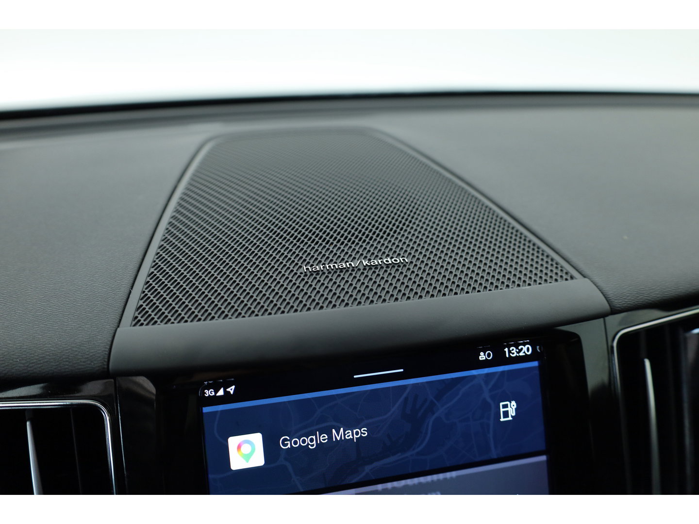 Volvo XC60 2.0 T8 Plug-in hybrid AWD Plus Dark | Sportstoelen | Blis | Trekhaak | ACC | H&K Audio | ACC | Pano | stoelverwarming|