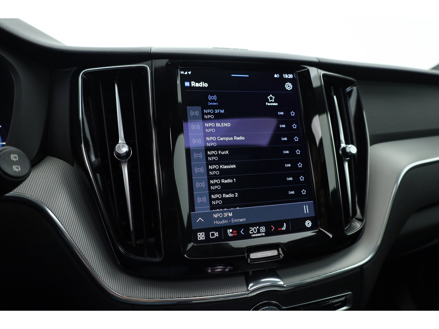 Volvo XC60 2.0 T8 Plug-in hybrid AWD Plus Dark | Sportstoelen | Blis | Trekhaak | ACC | H&K Audio | ACC | Pano | stoelverwarming|