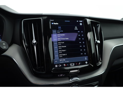 Volvo XC60 2.0 T8 Plug-in hybrid AWD Plus Dark | Sportstoelen | Blis | Trekhaak | ACC | H&K Audio | ACC | Pano | stoelverwarming|