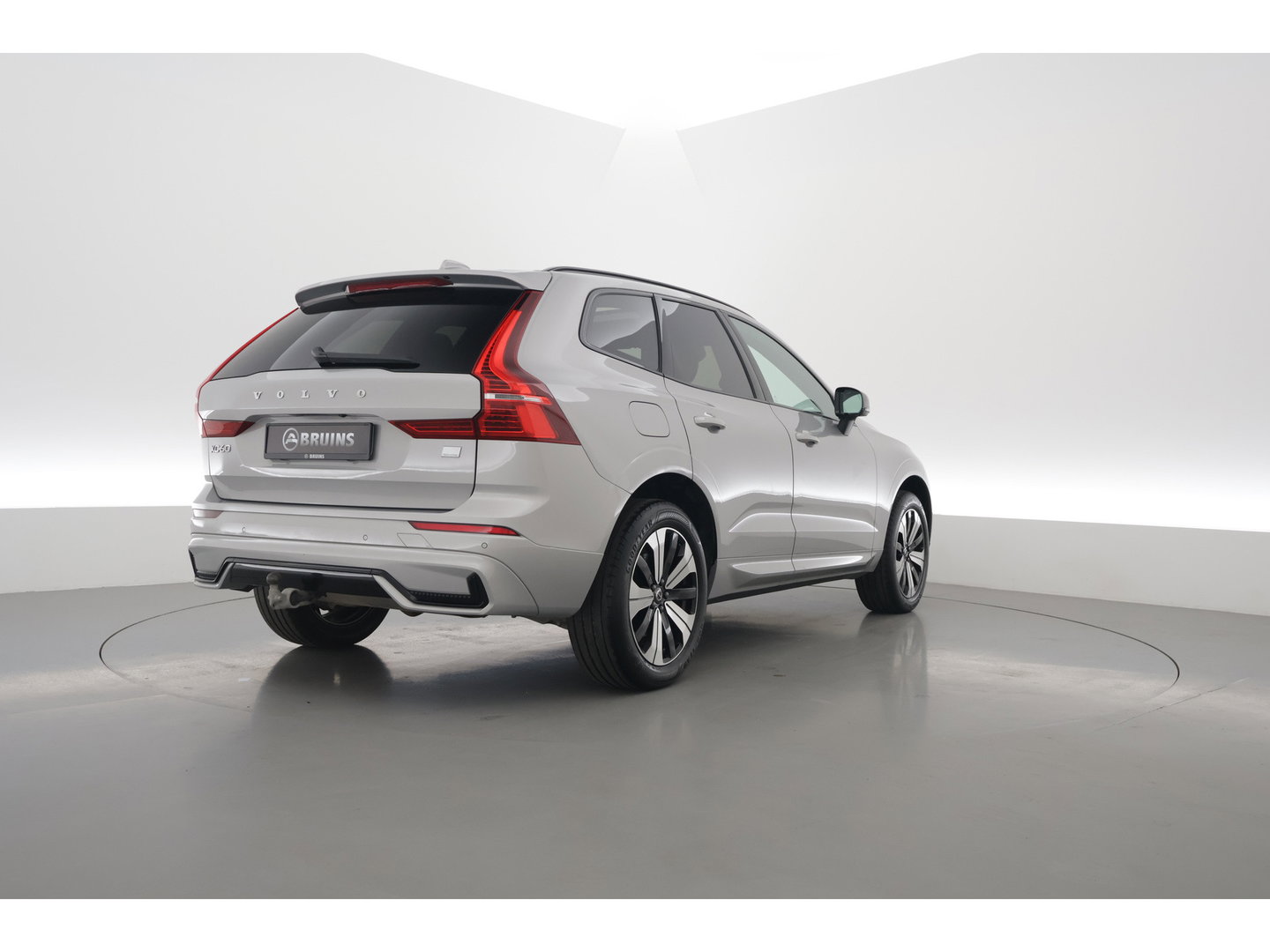 Volvo XC60 2.0 T8 Plug-in hybrid AWD Plus Dark | Sportstoelen | Blis | Trekhaak | ACC | H&K Audio | ACC | Pano | stoelverwarming|
