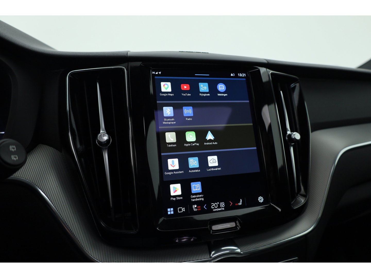 Volvo XC60 2.0 T8 Plug-in hybrid AWD Plus Dark | Sportstoelen | Blis | Trekhaak | ACC | H&K Audio | ACC | Pano | stoelverwarming|