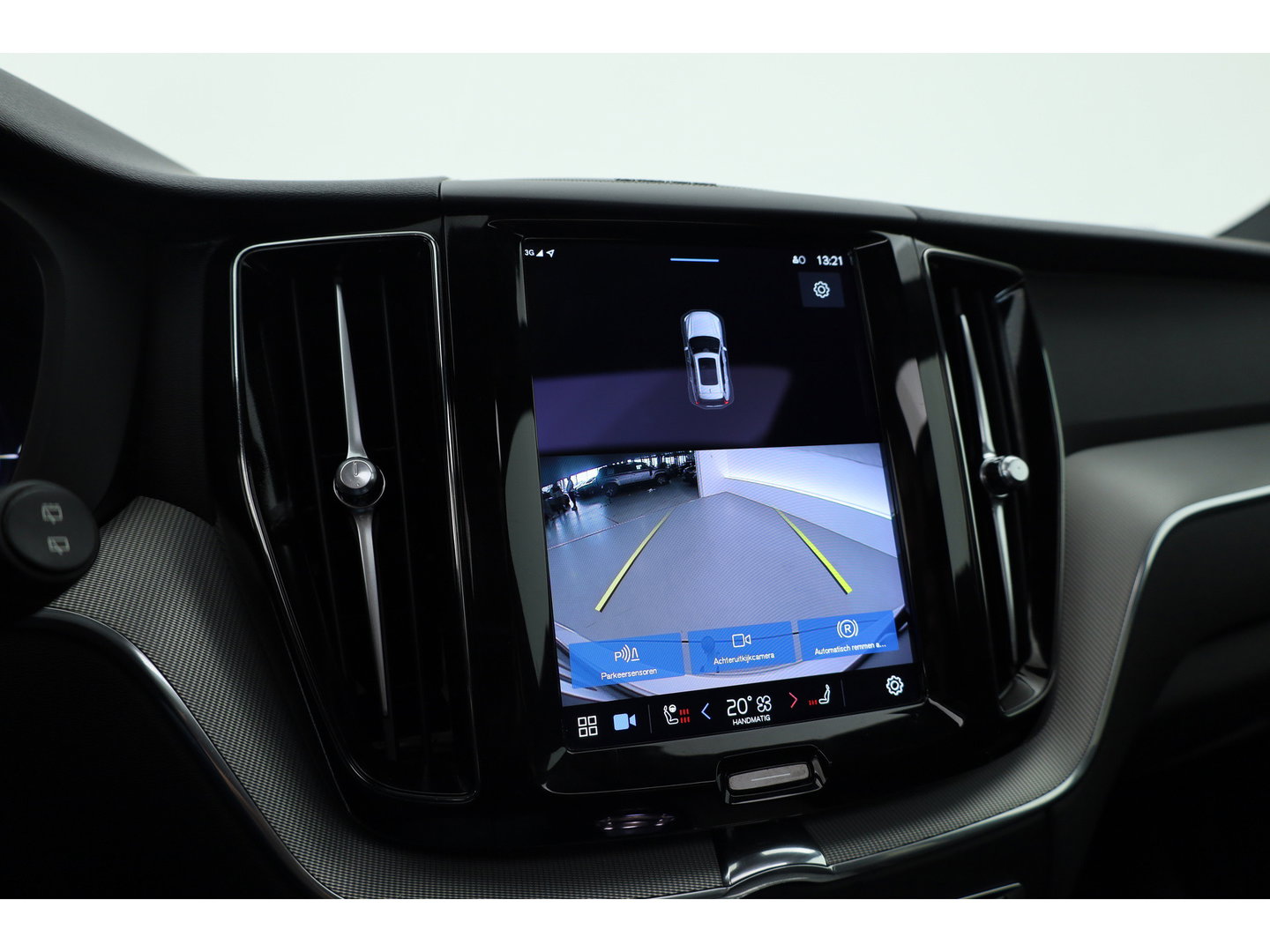 Volvo XC60 2.0 T8 Plug-in hybrid AWD Plus Dark | Sportstoelen | Blis | Trekhaak | ACC | H&K Audio | ACC | Pano | stoelverwarming|