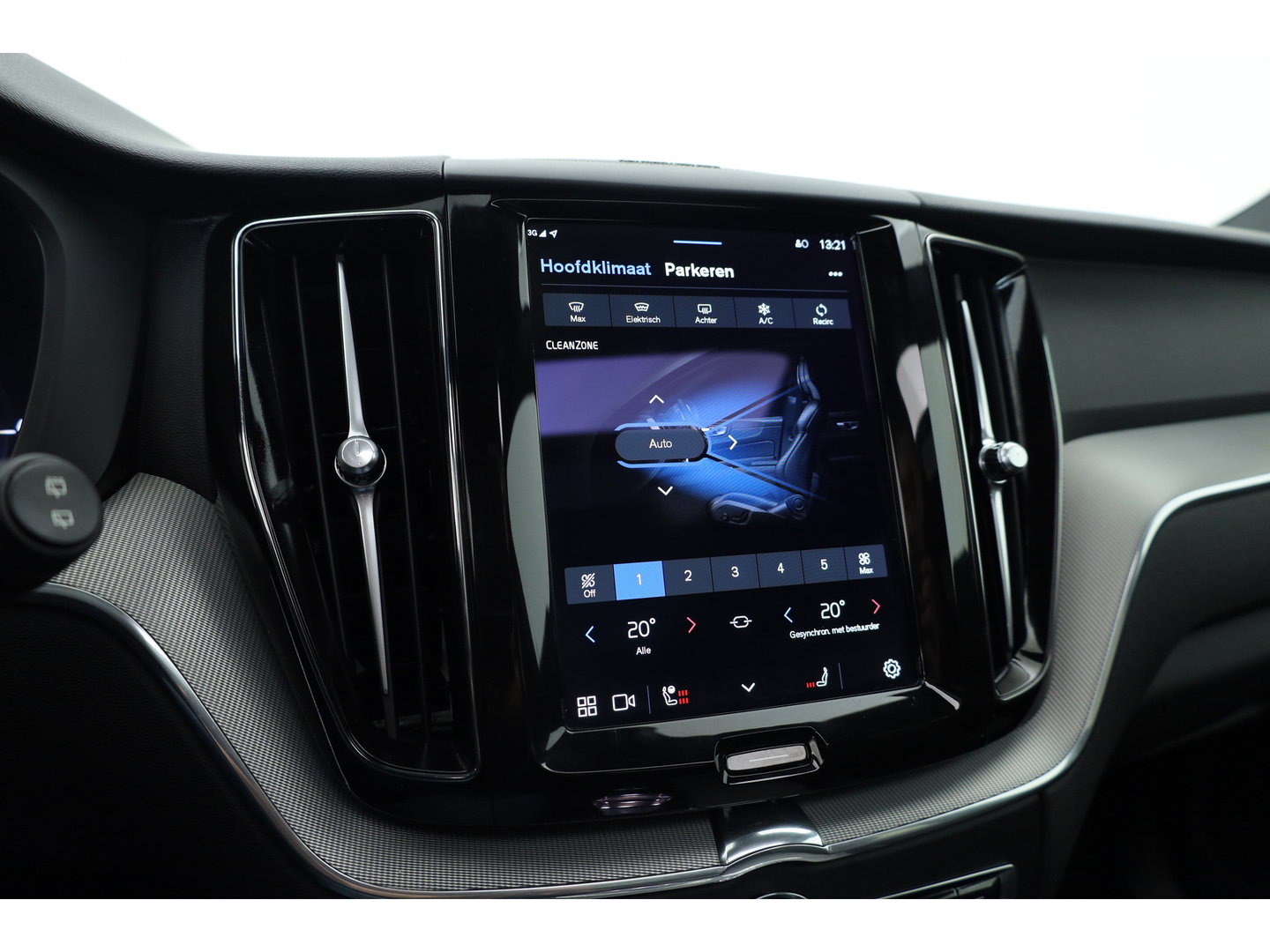 Volvo XC60 2.0 T8 Plug-in hybrid AWD Plus Dark | Sportstoelen | Blis | Trekhaak | ACC | H&K Audio | ACC | Pano | stoelverwarming|