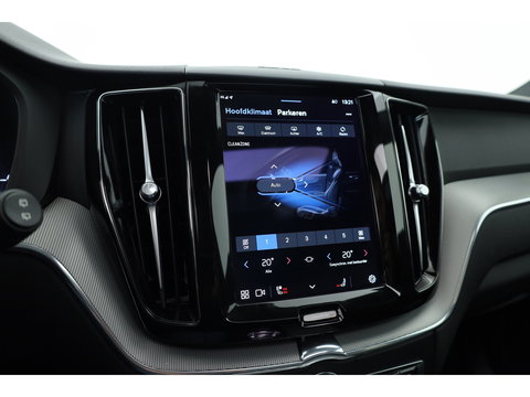 Volvo XC60 2.0 T8 Plug-in hybrid AWD Plus Dark | Sportstoelen | Blis | Trekhaak | ACC | H&K Audio | ACC | Pano | stoelverwarming|