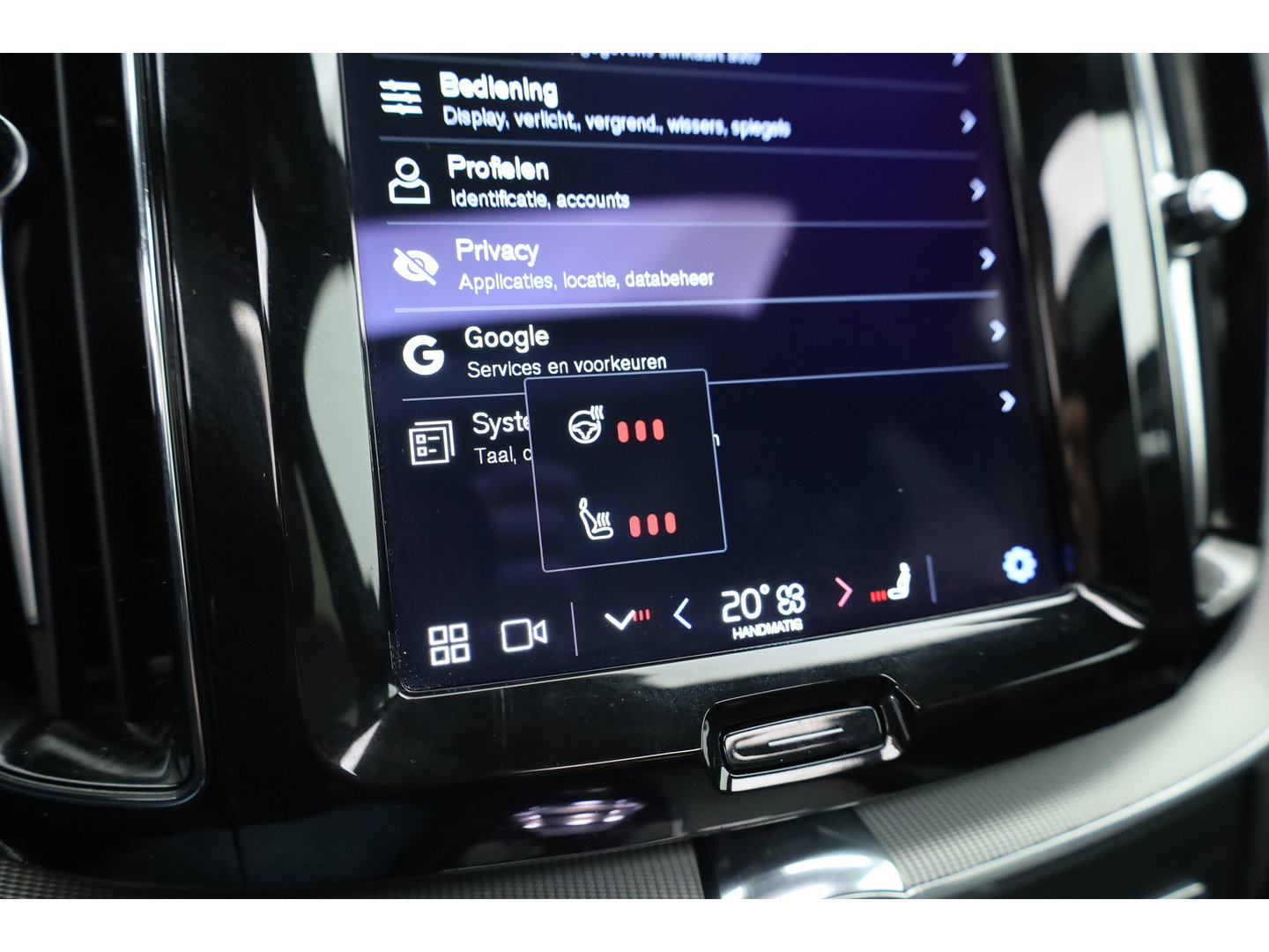 Volvo XC60 2.0 T8 Plug-in hybrid AWD Plus Dark | Sportstoelen | Blis | Trekhaak | ACC | H&K Audio | ACC | Pano | stoelverwarming|