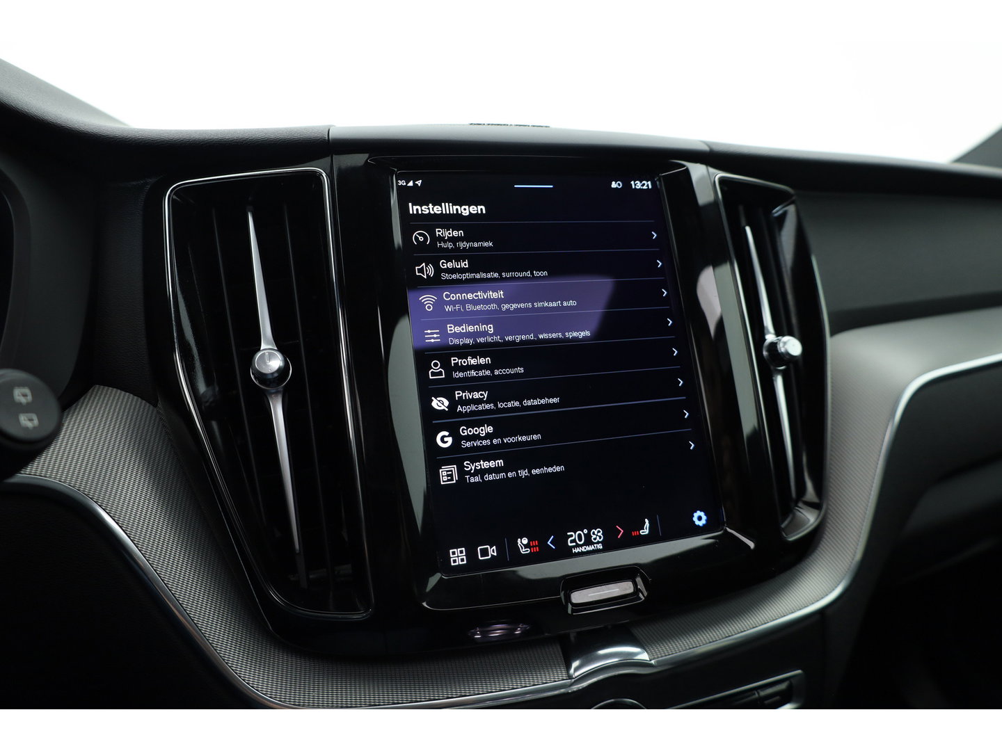 Volvo XC60 2.0 T8 Plug-in hybrid AWD Plus Dark | Sportstoelen | Blis | Trekhaak | ACC | H&K Audio | ACC | Pano | stoelverwarming|