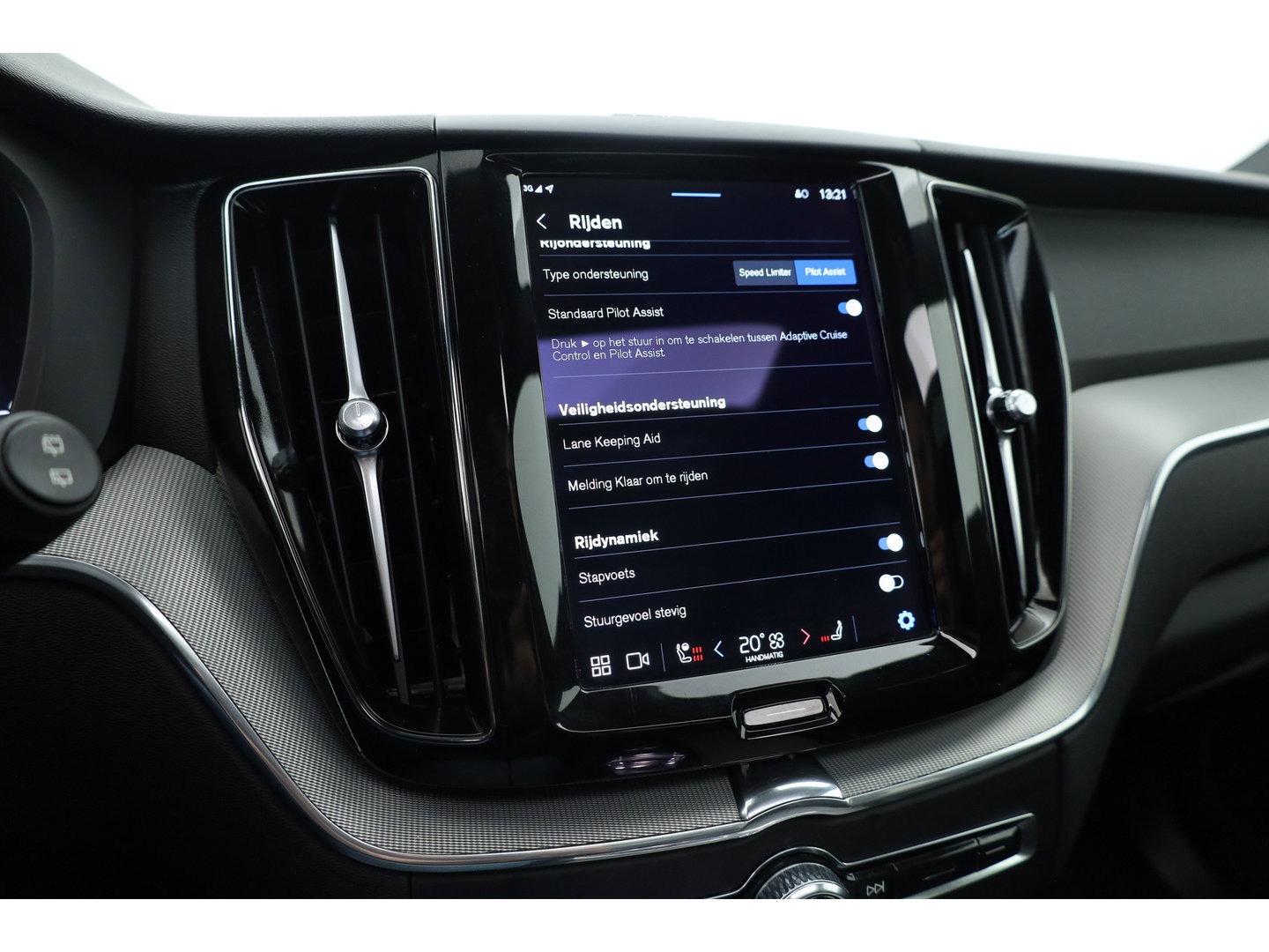 Volvo XC60 2.0 T8 Plug-in hybrid AWD Plus Dark | Sportstoelen | Blis | Trekhaak | ACC | H&K Audio | ACC | Pano | stoelverwarming|