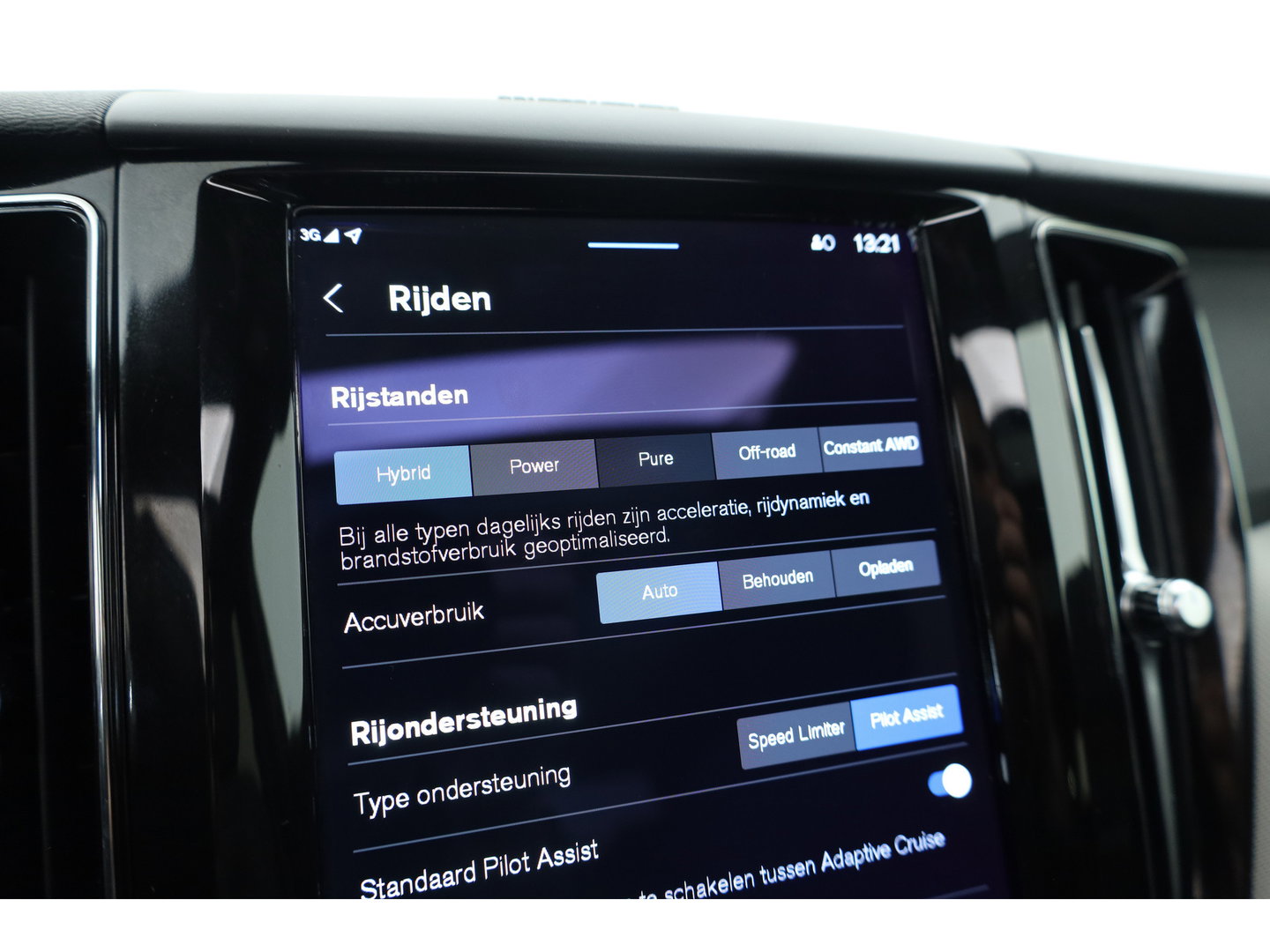 Volvo XC60 2.0 T8 Plug-in hybrid AWD Plus Dark | Sportstoelen | Blis | Trekhaak | ACC | H&K Audio | ACC | Pano | stoelverwarming|