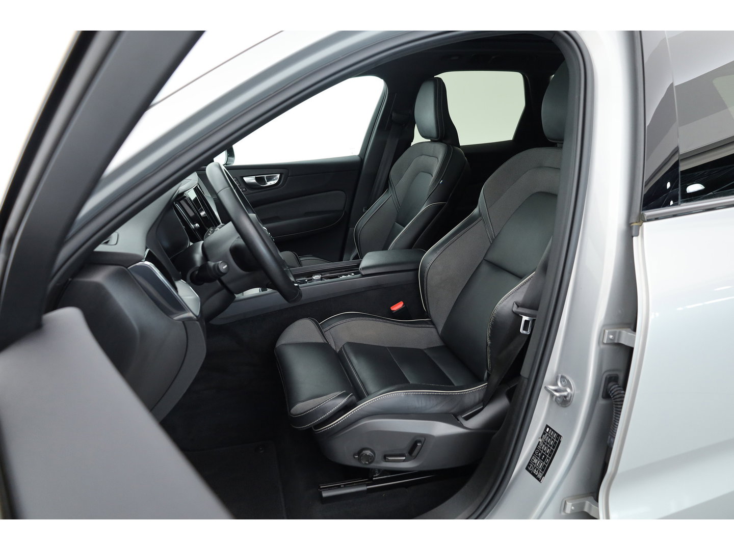 Volvo XC60 2.0 T8 Plug-in hybrid AWD Plus Dark | Sportstoelen | Blis | Trekhaak | ACC | H&K Audio | ACC | Pano | stoelverwarming|