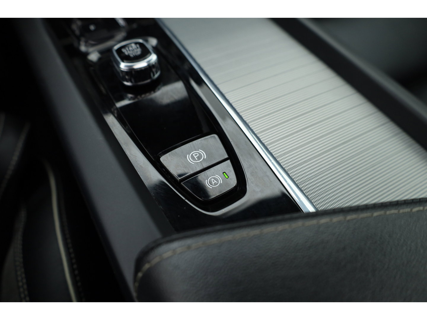 Volvo XC60 2.0 T8 Plug-in hybrid AWD Plus Dark | Sportstoelen | Blis | Trekhaak | ACC | H&K Audio | ACC | Pano | stoelverwarming|