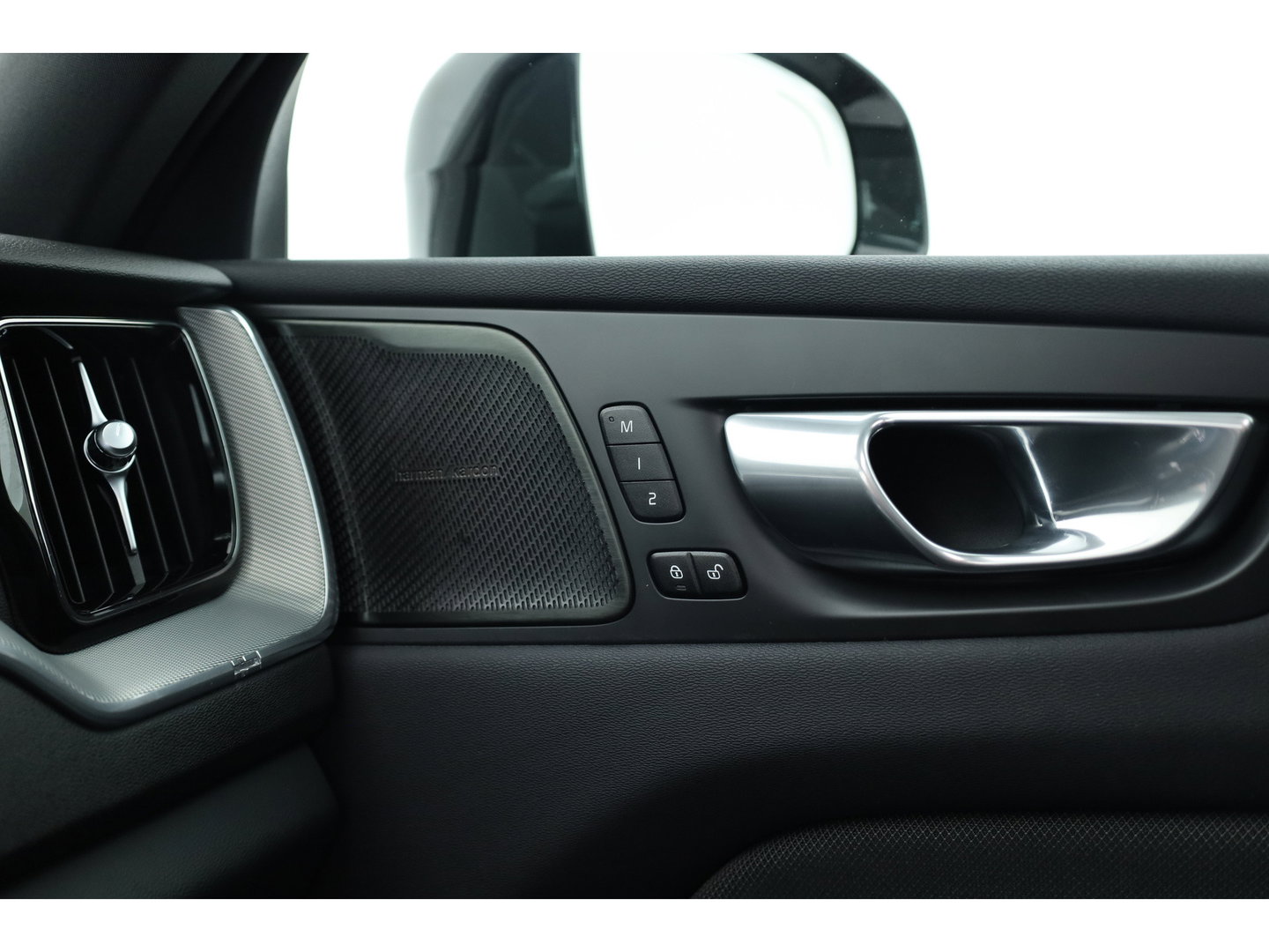 Volvo XC60 2.0 T8 Plug-in hybrid AWD Plus Dark | Sportstoelen | Blis | Trekhaak | ACC | H&K Audio | ACC | Pano | stoelverwarming|