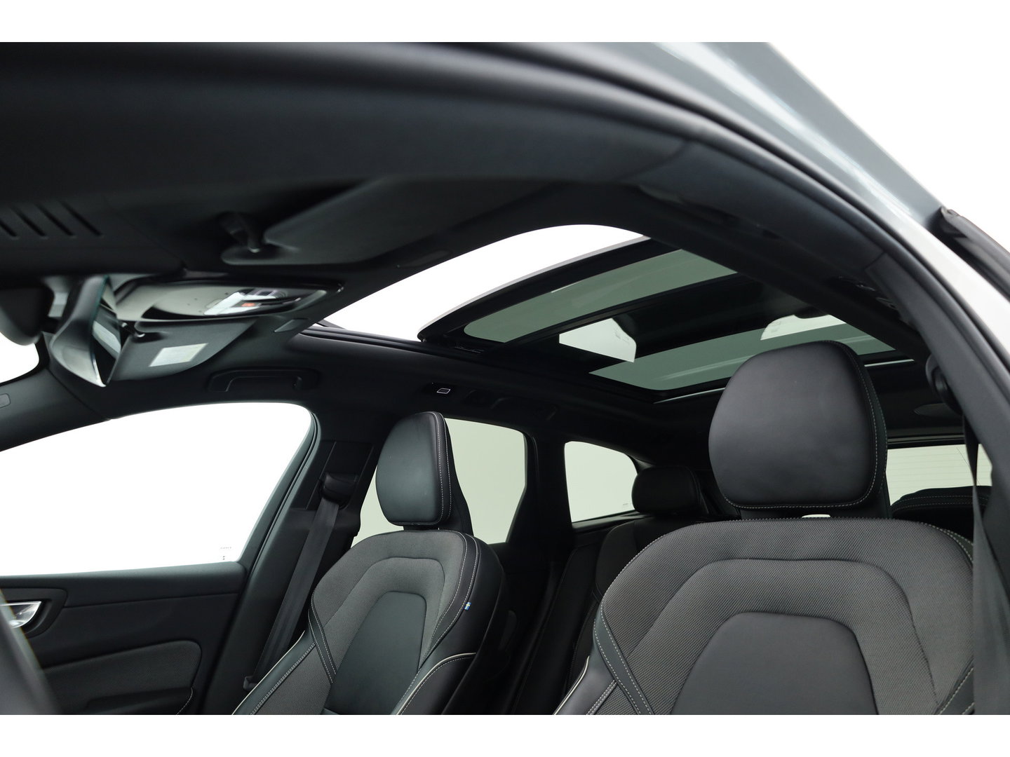 Volvo XC60 2.0 T8 Plug-in hybrid AWD Plus Dark | Sportstoelen | Blis | Trekhaak | ACC | H&K Audio | ACC | Pano | stoelverwarming|