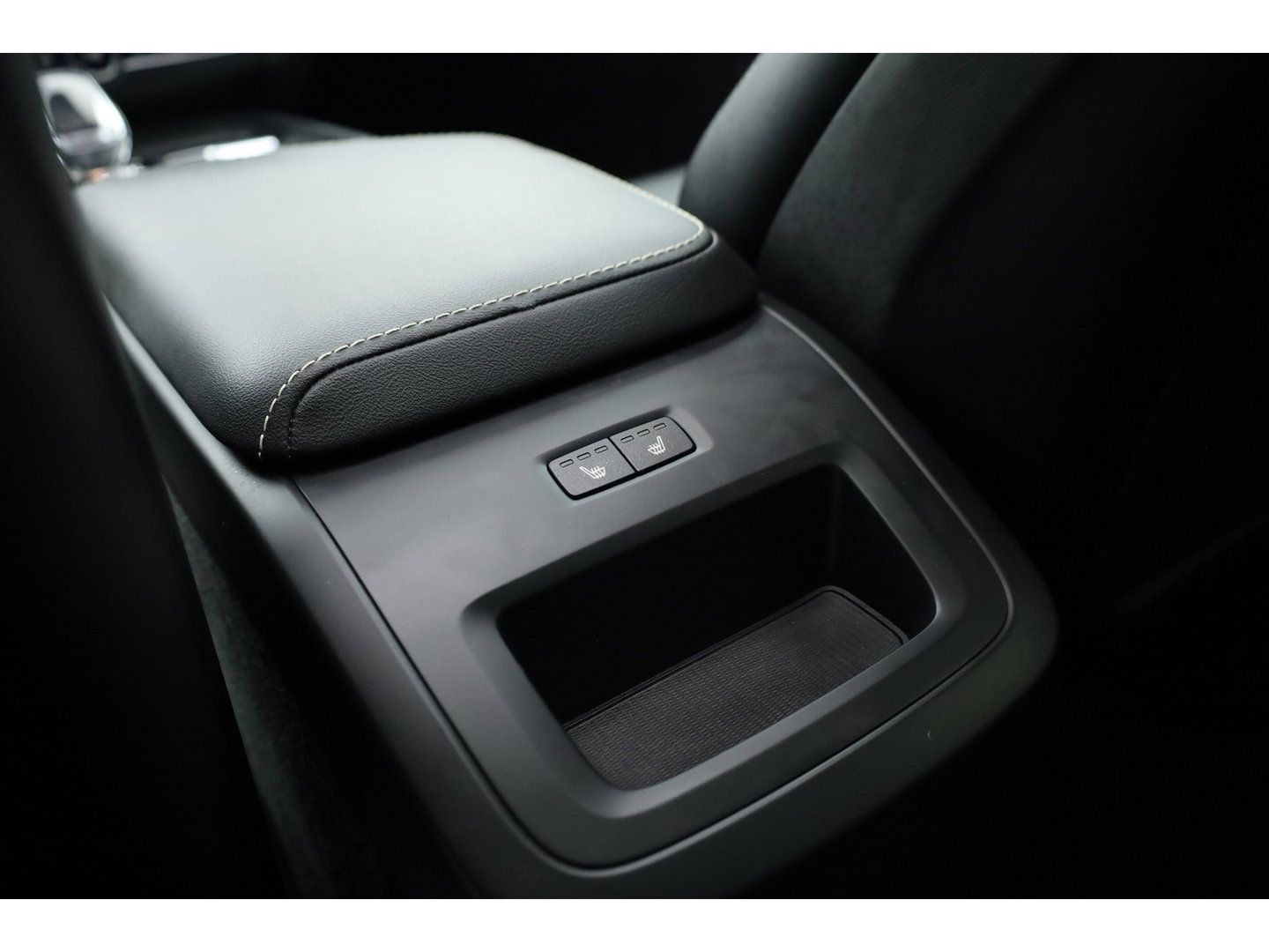 Volvo XC60 2.0 T8 Plug-in hybrid AWD Plus Dark | Sportstoelen | Blis | Trekhaak | ACC | H&K Audio | ACC | Pano | stoelverwarming|