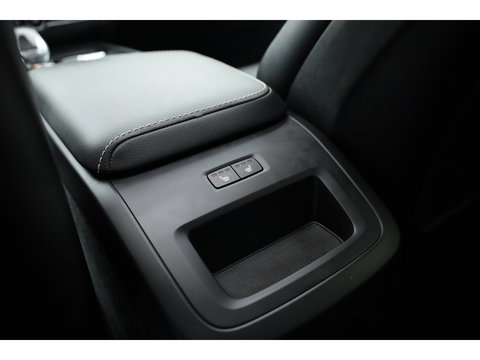 Volvo XC60 2.0 T8 Plug-in hybrid AWD Plus Dark | Sportstoelen | Blis | Trekhaak | ACC | H&K Audio | ACC | Pano | stoelverwarming|