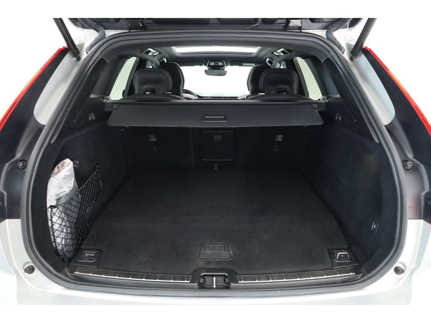 Volvo XC60 2.0 T8 Plug-in hybrid AWD Plus Dark | Sportstoelen | Blis | Trekhaak | ACC | H&K Audio | ACC | Pano | stoelverwarming|