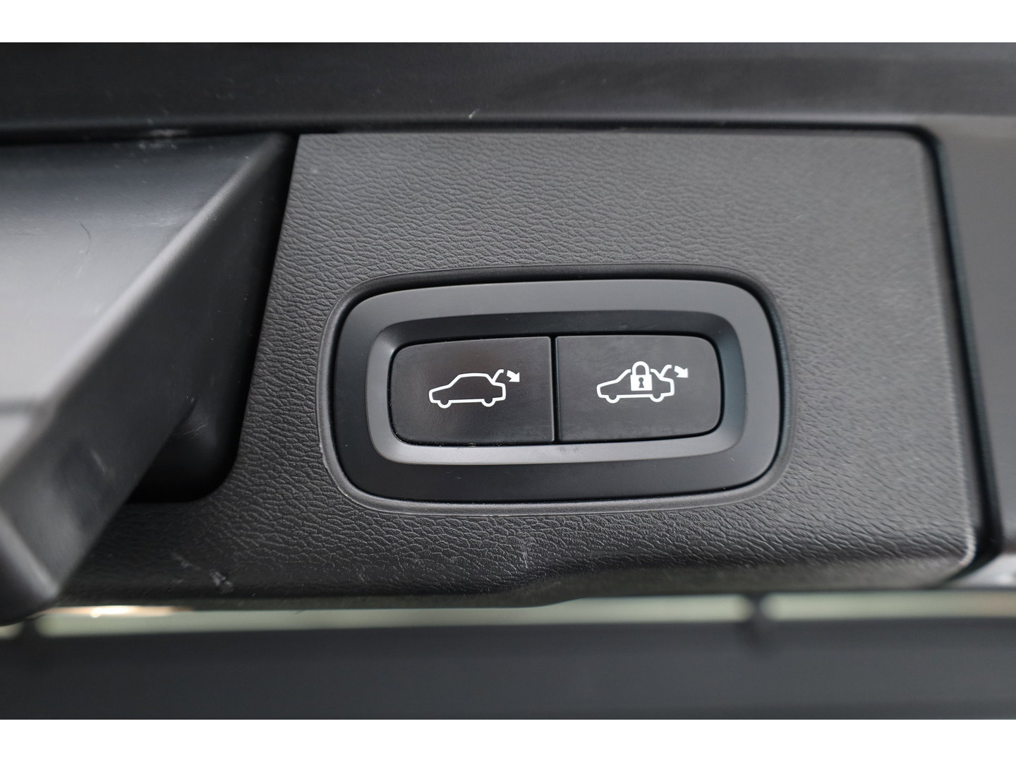 Volvo XC60 2.0 T8 Plug-in hybrid AWD Plus Dark | Sportstoelen | Blis | Trekhaak | ACC | H&K Audio | ACC | Pano | stoelverwarming|