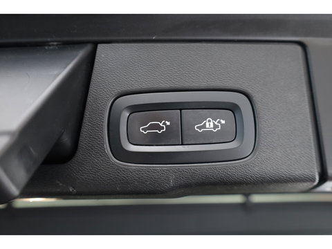 Volvo XC60 2.0 T8 Plug-in hybrid AWD Plus Dark | Sportstoelen | Blis | Trekhaak | ACC | H&K Audio | ACC | Pano | stoelverwarming|