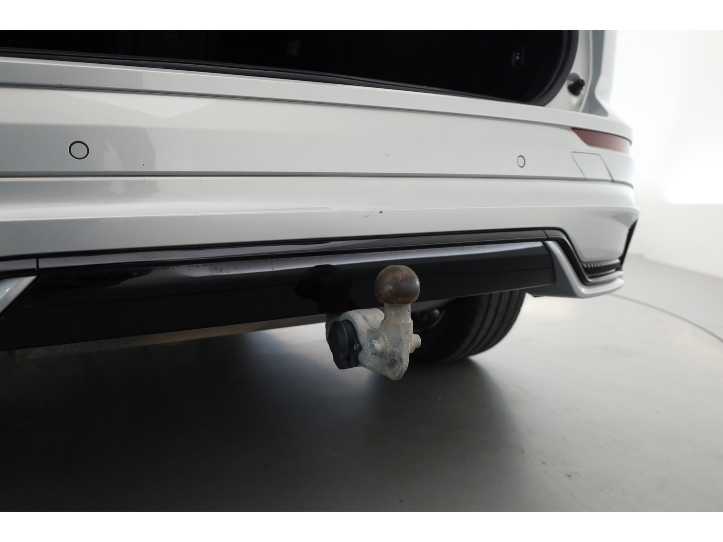 Volvo XC60 2.0 T8 Plug-in hybrid AWD Plus Dark | Sportstoelen | Blis | Trekhaak | ACC | H&K Audio | ACC | Pano | stoelverwarming|