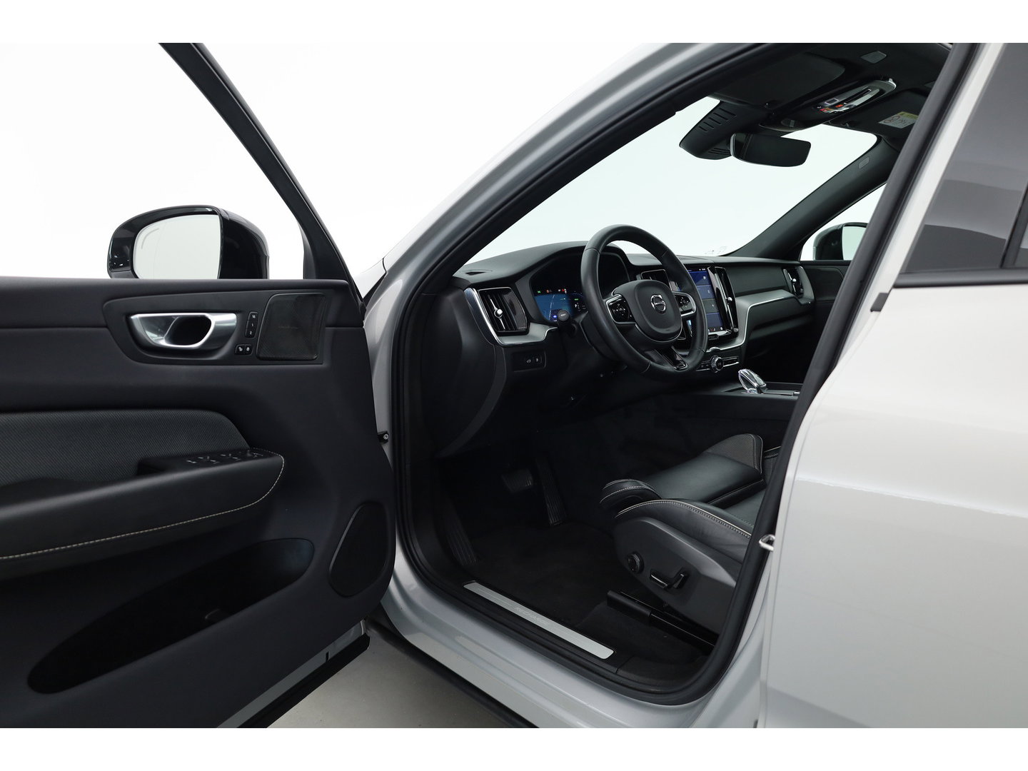 Volvo XC60 2.0 T8 Plug-in hybrid AWD Plus Dark | Sportstoelen | Blis | Trekhaak | ACC | H&K Audio | ACC | Pano | stoelverwarming|