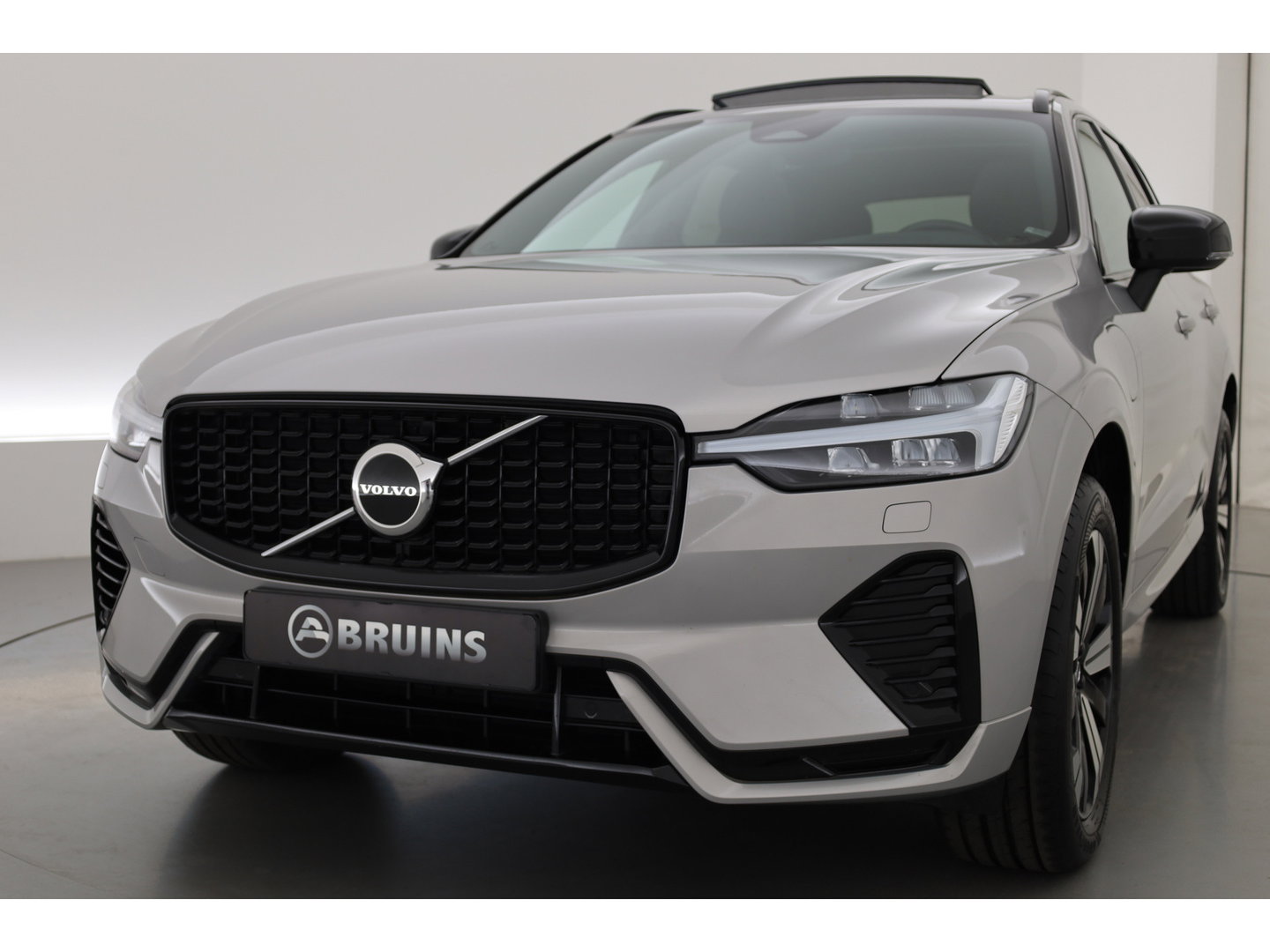 Volvo XC60 2.0 T8 Plug-in hybrid AWD Plus Dark | Sportstoelen | Blis | Trekhaak | ACC | H&K Audio | ACC | Pano | stoelverwarming|