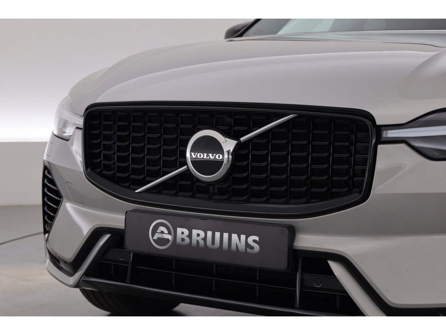 Volvo XC60 2.0 T8 Plug-in hybrid AWD Plus Dark | Sportstoelen | Blis | Trekhaak | ACC | H&K Audio | ACC | Pano | stoelverwarming|
