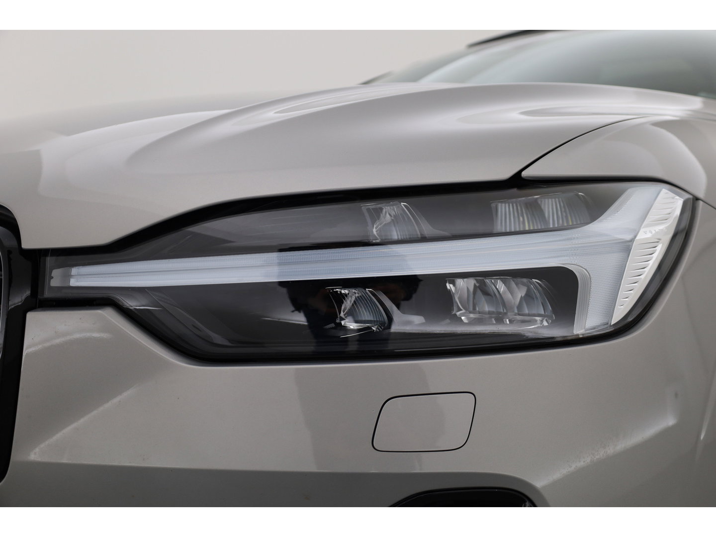 Volvo XC60 2.0 T8 Plug-in hybrid AWD Plus Dark | Sportstoelen | Blis | Trekhaak | ACC | H&K Audio | ACC | Pano | stoelverwarming|