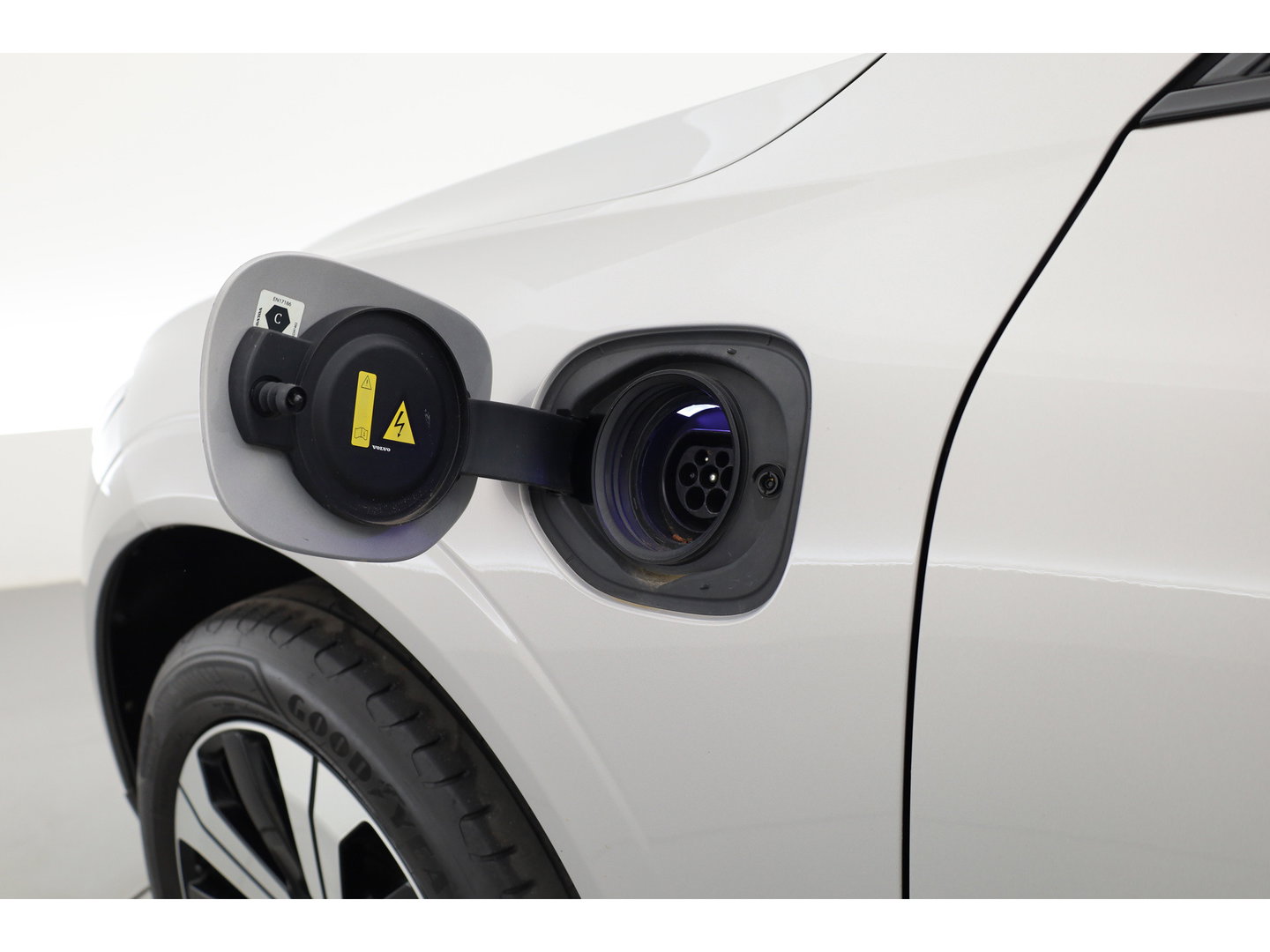 Volvo XC60 2.0 T8 Plug-in hybrid AWD Plus Dark | Sportstoelen | Blis | Trekhaak | ACC | H&K Audio | ACC | Pano | stoelverwarming|