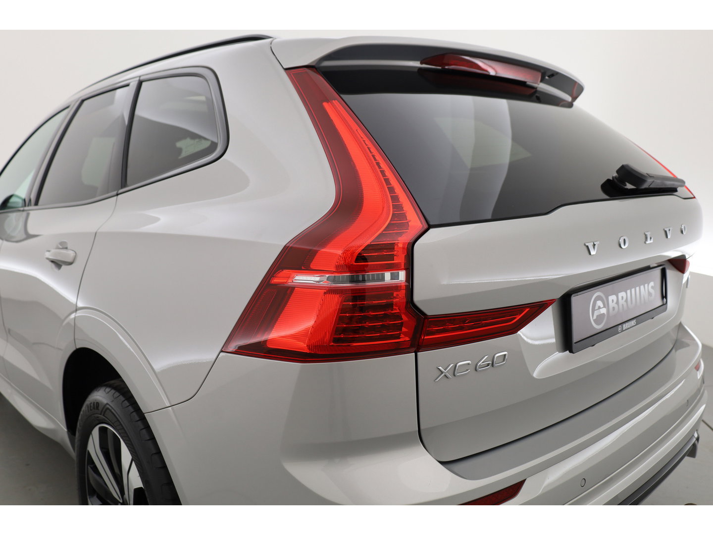 Volvo XC60 2.0 T8 Plug-in hybrid AWD Plus Dark | Sportstoelen | Blis | Trekhaak | ACC | H&K Audio | ACC | Pano | stoelverwarming|