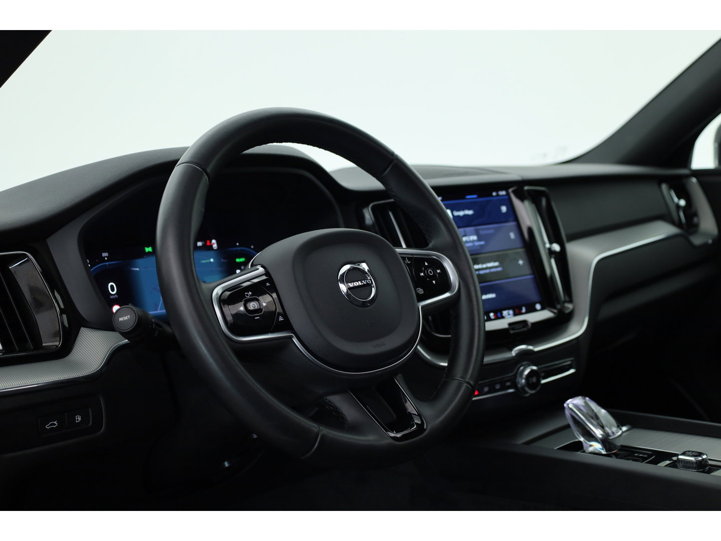 Volvo XC60 2.0 T8 Plug-in hybrid AWD Plus Dark | Sportstoelen | Blis | Trekhaak | ACC | H&K Audio | ACC | Pano | stoelverwarming|