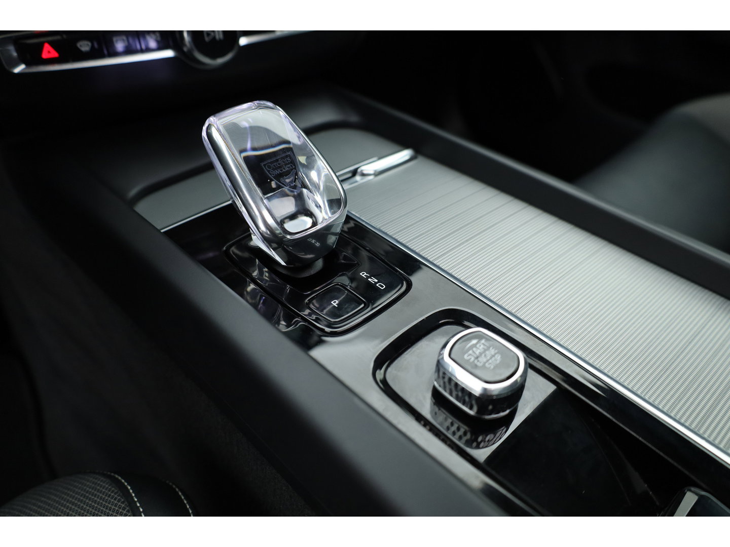 Volvo XC60 2.0 T8 Plug-in hybrid AWD Plus Dark | Sportstoelen | Blis | Trekhaak | ACC | H&K Audio | ACC | Pano | stoelverwarming|