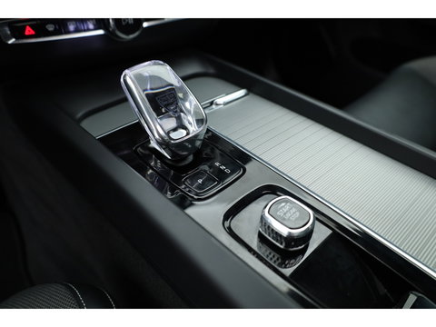 Volvo XC60 2.0 T8 Plug-in hybrid AWD Plus Dark | Sportstoelen | Blis | Trekhaak | ACC | H&K Audio | ACC | Pano | stoelverwarming|