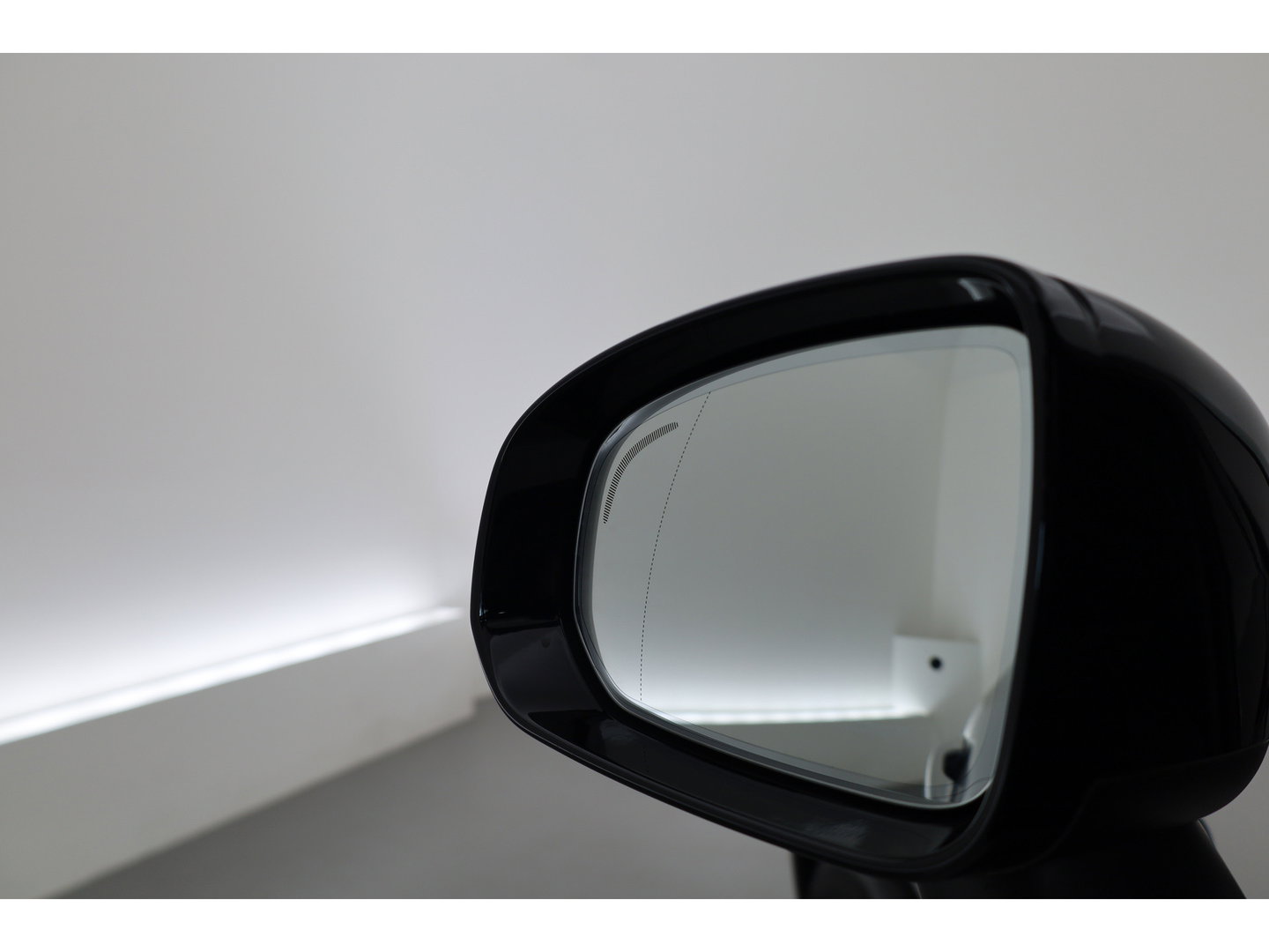 Volvo XC60 2.0 T8 Plug-in hybrid AWD Plus Dark | Sportstoelen | Blis | Trekhaak | ACC | H&K Audio | ACC | Pano | stoelverwarming|