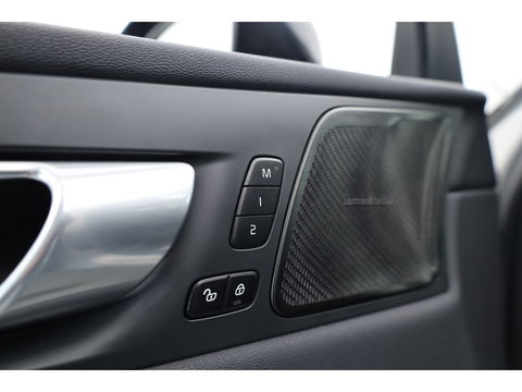 Volvo XC60 2.0 T8 Plug-in hybrid AWD Plus Dark | Sportstoelen | Blis | Trekhaak | ACC | H&K Audio | ACC | Pano | stoelverwarming|