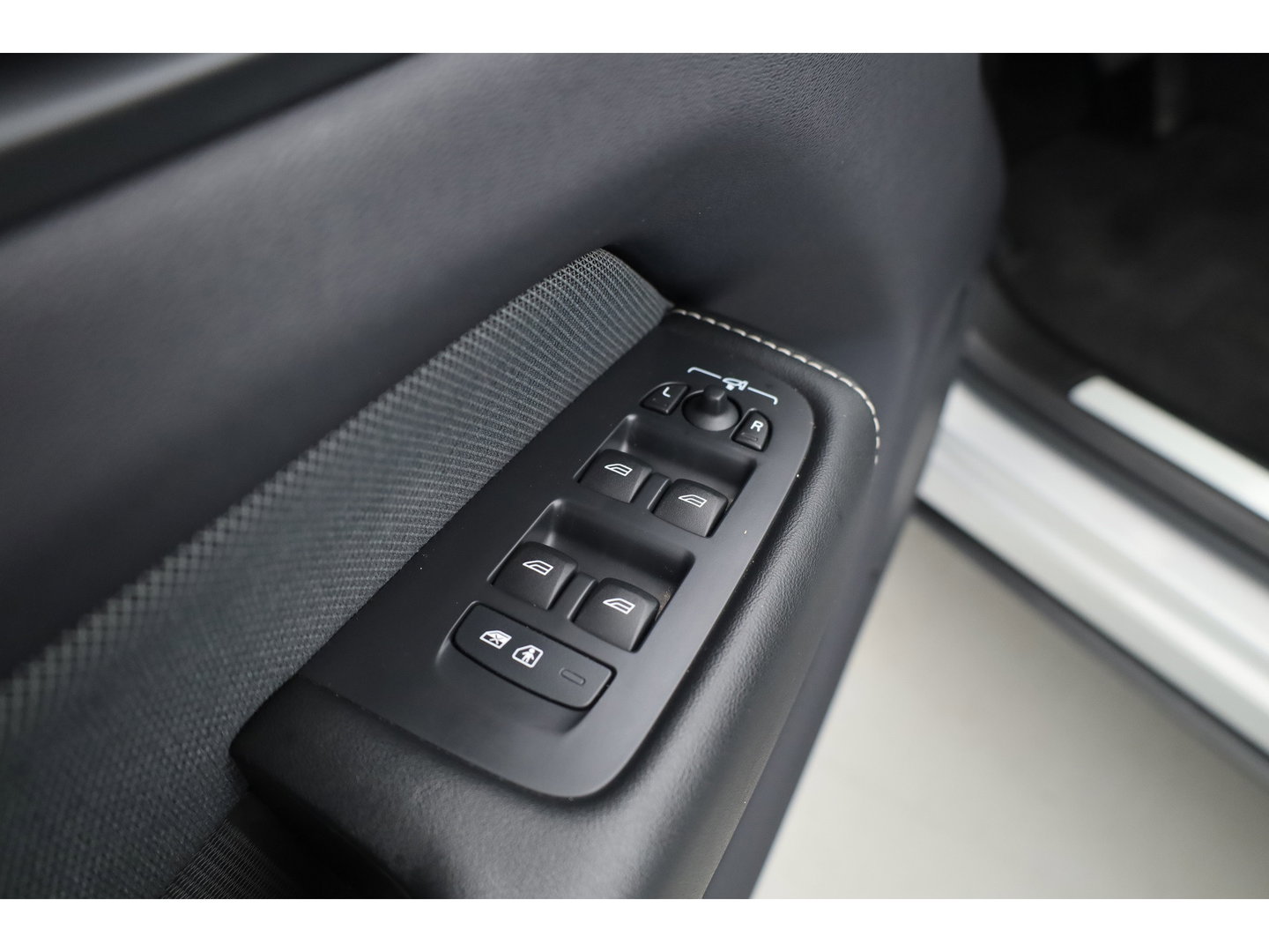 Volvo XC60 2.0 T8 Plug-in hybrid AWD Plus Dark | Sportstoelen | Blis | Trekhaak | ACC | H&K Audio | ACC | Pano | stoelverwarming|