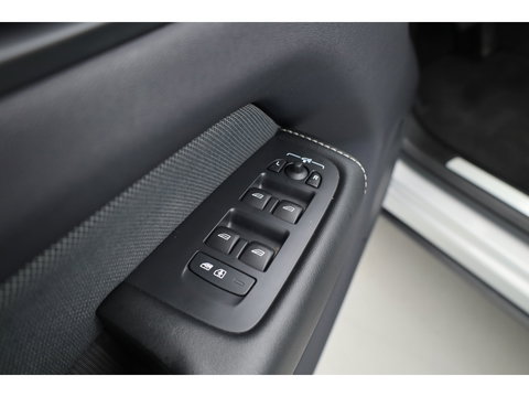 Volvo XC60 2.0 T8 Plug-in hybrid AWD Plus Dark | Sportstoelen | Blis | Trekhaak | ACC | H&K Audio | ACC | Pano | stoelverwarming|