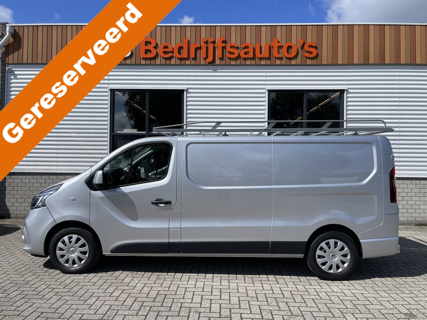 Renault Trafic 2.0 dCi 120pk T29 L2H1 Work Edition / euro 6 / bpm vrij / vaste prijs rijklaar € 20.950 ex / lease vanaf € 342 / airco / cruise / navigatie / trekhaak / imperial / ingerichte laadruimte