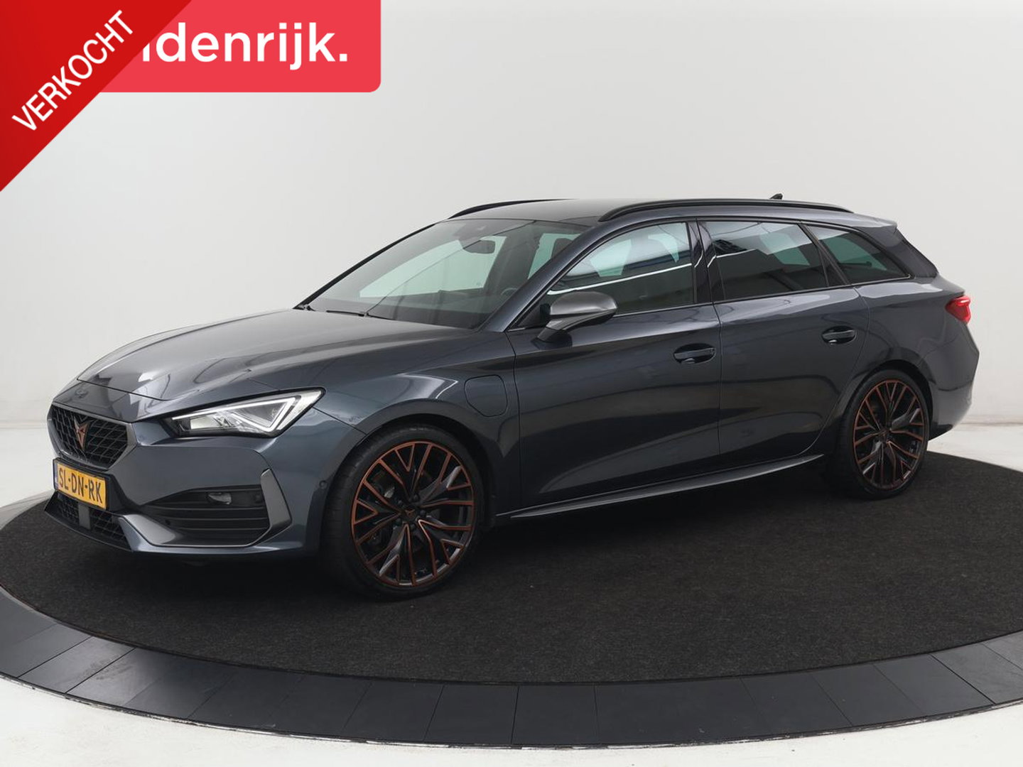 CUPRA Leon 1.4 eHybrid VZ | SOH 93,4% | Stoelverwarming | Trekhaak | Adaptive cruise | Carplay | Navigatie | Sfeerverlichting | Stuurverwarming | 19'' | Parkeerhulp | Climate control | Half leder | Sportstoelen | PHEV | Plug In