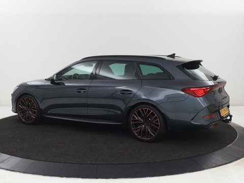 CUPRA Leon 1.4 eHybrid VZ | SOH 93,4% | Stoelverwarming | Trekhaak | Adaptive cruise | Carplay | Navigatie | Sfeerverlichting | Stuurverwarming | 19'' | Parkeerhulp | Climate control | Half leder | Sportstoelen | PHEV | Plug In