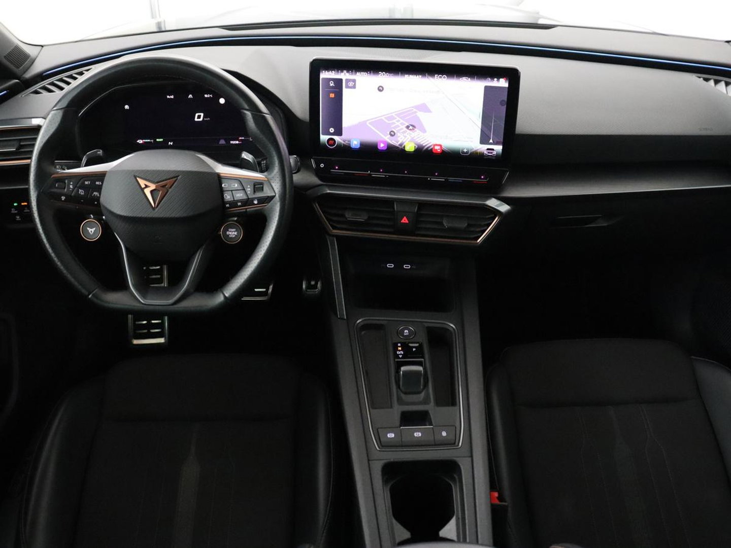 CUPRA Leon 1.4 eHybrid VZ | SOH 93,4% | Stoelverwarming | Trekhaak | Adaptive cruise | Carplay | Navigatie | Sfeerverlichting | Stuurverwarming | 19'' | Parkeerhulp | Climate control | Half leder | Sportstoelen | PHEV | Plug In