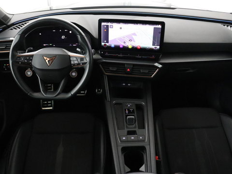 CUPRA Leon 1.4 eHybrid VZ | SOH 93,4% | Stoelverwarming | Trekhaak | Adaptive cruise | Carplay | Navigatie | Sfeerverlichting | Stuurverwarming | 19'' | Parkeerhulp | Climate control | Half leder | Sportstoelen | PHEV | Plug In