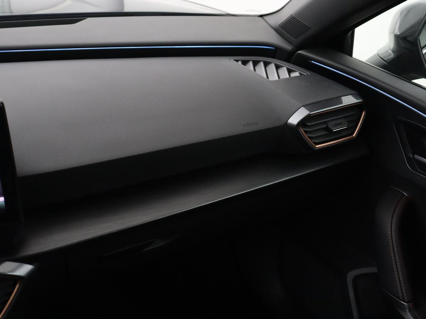 CUPRA Leon 1.4 eHybrid VZ | SOH 93,4% | Stoelverwarming | Trekhaak | Adaptive cruise | Carplay | Navigatie | Sfeerverlichting | Stuurverwarming | 19'' | Parkeerhulp | Climate control | Half leder | Sportstoelen | PHEV | Plug In