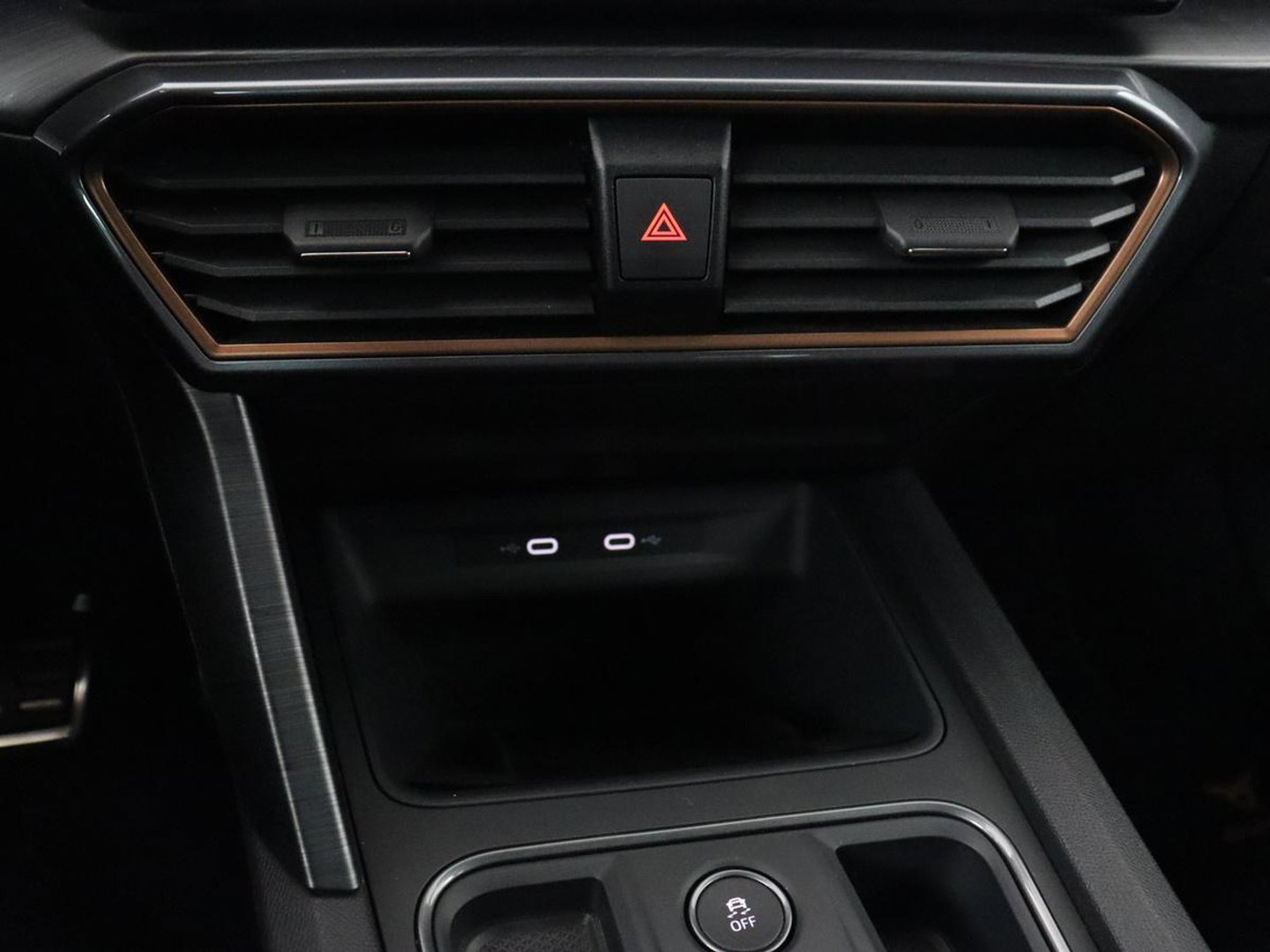 CUPRA Leon 1.4 eHybrid VZ | SOH 93,4% | Stoelverwarming | Trekhaak | Adaptive cruise | Carplay | Navigatie | Sfeerverlichting | Stuurverwarming | 19'' | Parkeerhulp | Climate control | Half leder | Sportstoelen | PHEV | Plug In