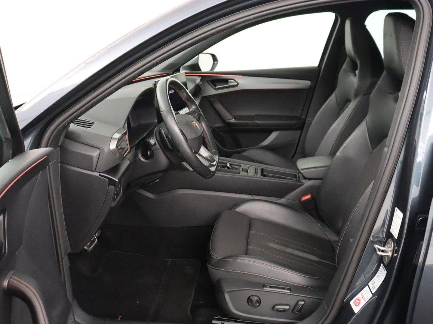 CUPRA Leon 1.4 eHybrid VZ | SOH 93,4% | Stoelverwarming | Trekhaak | Adaptive cruise | Carplay | Navigatie | Sfeerverlichting | Stuurverwarming | 19'' | Parkeerhulp | Climate control | Half leder | Sportstoelen | PHEV | Plug In