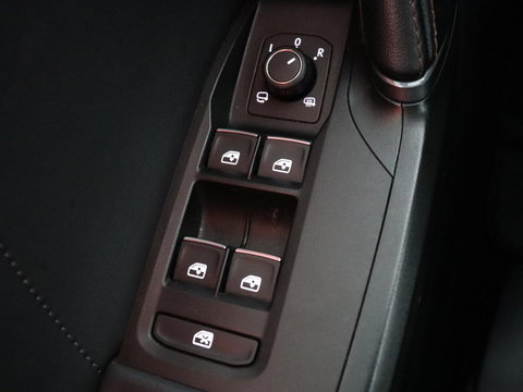 CUPRA Leon 1.4 eHybrid VZ | SOH 93,4% | Stoelverwarming | Trekhaak | Adaptive cruise | Carplay | Navigatie | Sfeerverlichting | Stuurverwarming | 19'' | Parkeerhulp | Climate control | Half leder | Sportstoelen | PHEV | Plug In